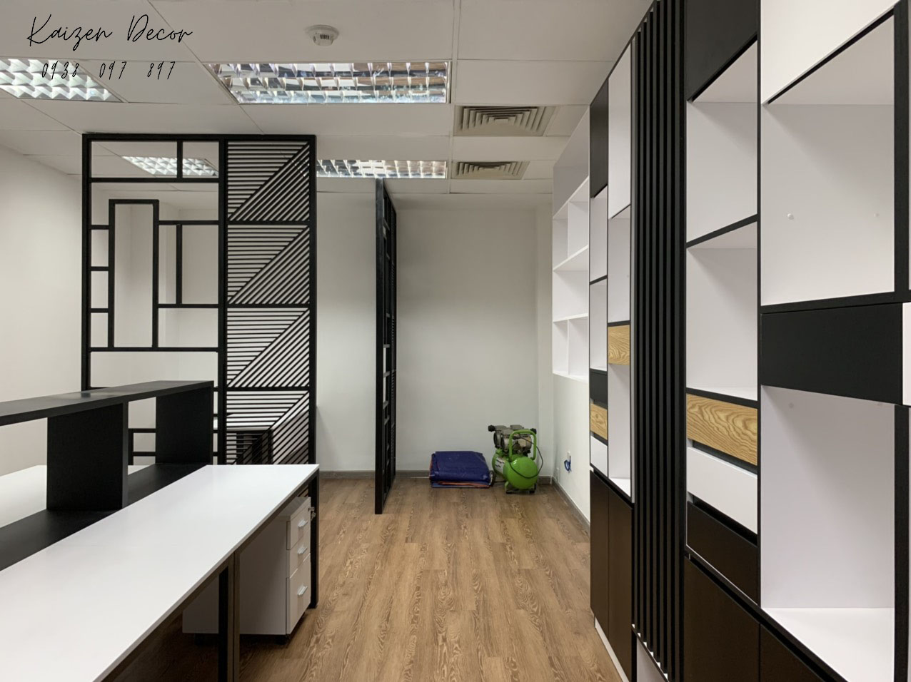Thi công nội thất văn phòng:
Một không gian làm việc chuyên nghiệp không chỉ mang lại lợi ích cho bản thân mà còn tạo cảm hứng cho các nhân viên làm việc. Vì vậy, hãy để chúng tôi giúp bạn thi công nội thất văn phòng để tạo ra một môi trường làm việc thoải mái, tiện nghi và phong cách.
